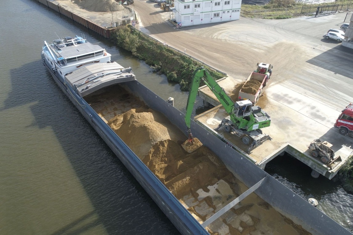 Site transport on the water eliminates 2,500 trucks from the road